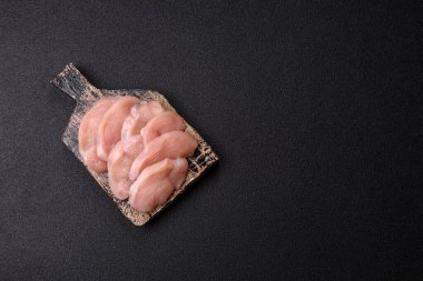 Çiğ tavuk ya da hindi göğsü dilimleri, derisiz ve kemiksiz. Tavuk göğsü dilimleri yüksek proteinli yiyeceklerdir.