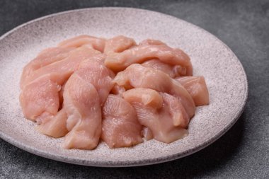 Çiğ tavuk ya da hindi fileto, derisiz ve kemiksiz tavuk göğsü. Tavuk fileto şeritleri yüksek proteinli yiyeceklerdir.