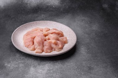 Çiğ tavuk ya da hindi fileto, derisiz ve kemiksiz tavuk göğsü. Tavuk fileto şeritleri yüksek proteinli yiyeceklerdir.