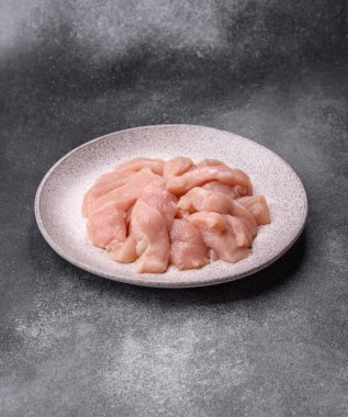 Çiğ tavuk ya da hindi fileto, derisiz ve kemiksiz tavuk göğsü. Tavuk fileto şeritleri yüksek proteinli yiyeceklerdir.