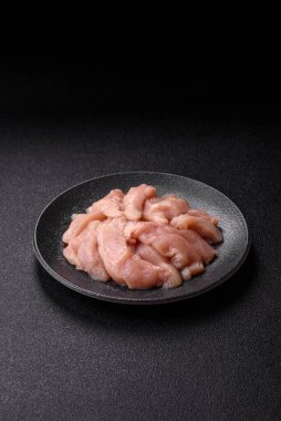 Çiğ tavuk ya da hindi fileto, derisiz ve kemiksiz tavuk göğsü. Tavuk fileto şeritleri yüksek proteinli yiyeceklerdir.