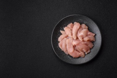 Çiğ tavuk ya da hindi fileto, derisiz ve kemiksiz tavuk göğsü. Tavuk fileto şeritleri yüksek proteinli yiyeceklerdir.