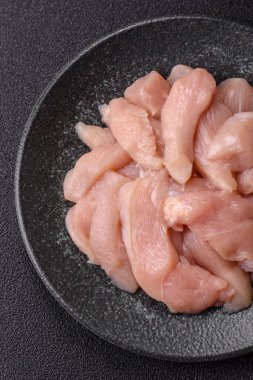 Çiğ tavuk ya da hindi fileto, derisiz ve kemiksiz tavuk göğsü. Tavuk fileto şeritleri yüksek proteinli yiyeceklerdir.