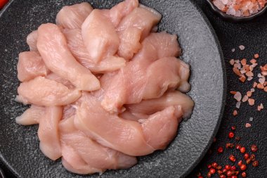 Çiğ tavuk ya da hindi fileto, derisiz ve kemiksiz tavuk göğsü. Tavuk fileto şeritleri yüksek proteinli yiyeceklerdir.