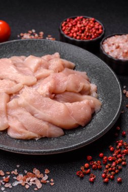 Çiğ tavuk ya da hindi fileto, derisiz ve kemiksiz tavuk göğsü. Tavuk fileto şeritleri yüksek proteinli yiyeceklerdir.