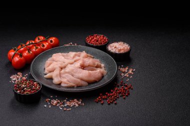 Çiğ tavuk ya da hindi fileto, derisiz ve kemiksiz tavuk göğsü. Tavuk fileto şeritleri yüksek proteinli yiyeceklerdir.