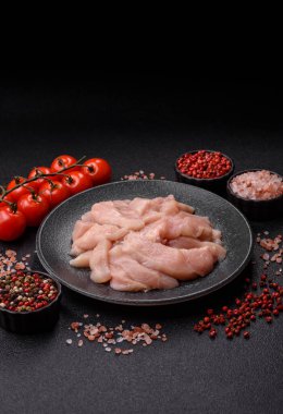 Çiğ tavuk ya da hindi fileto, derisiz ve kemiksiz tavuk göğsü. Tavuk fileto şeritleri yüksek proteinli yiyeceklerdir.