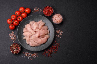 Çiğ tavuk ya da hindi fileto, derisiz ve kemiksiz tavuk göğsü. Tavuk fileto şeritleri yüksek proteinli yiyeceklerdir.