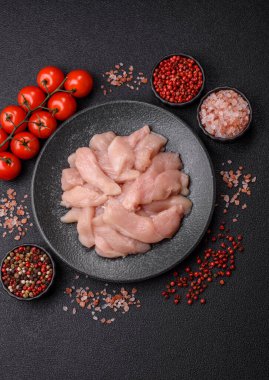 Çiğ tavuk ya da hindi fileto, derisiz ve kemiksiz tavuk göğsü. Tavuk fileto şeritleri yüksek proteinli yiyeceklerdir.