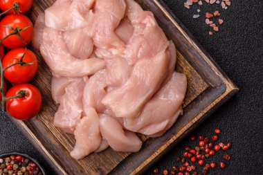 Çiğ tavuk ya da hindi fileto, derisiz ve kemiksiz tavuk göğsü. Tavuk fileto şeritleri yüksek proteinli yiyeceklerdir.