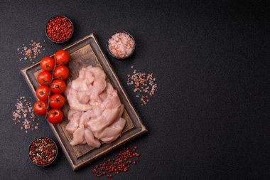 Çiğ tavuk ya da hindi fileto, derisiz ve kemiksiz tavuk göğsü. Tavuk fileto şeritleri yüksek proteinli yiyeceklerdir.