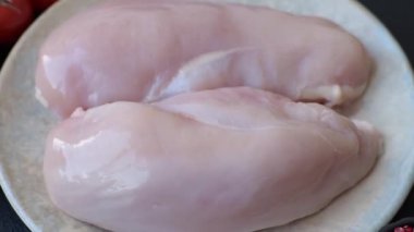 Çiğ tavuk ya da hindi göğsü, derisiz ve kemiksiz. Tavuk göğsü yüksek proteinli bir yemektir.