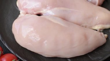 Çiğ tavuk ya da hindi göğsü, derisiz ve kemiksiz. Tavuk göğsü yüksek proteinli bir yemektir.