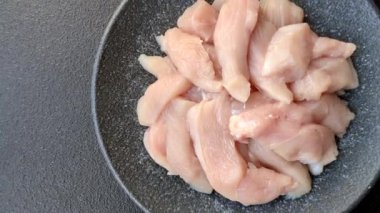 Çiğ tavuk ya da hindi fileto, derisiz ve kemiksiz tavuk göğsü. Tavuk fileto şeritleri yüksek proteinli yiyeceklerdir.