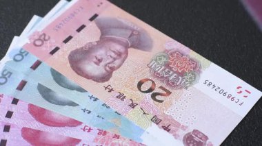 Çin, Çin pasaportu, para ve uçak biletleri. Tasarımınız için arka planda biletleri olan Çin pasaportu