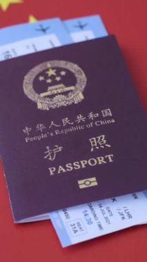 Çin, Çin pasaportu, para ve uçak biletleri. Tasarımınız için arka planda biletleri olan Çin pasaportu