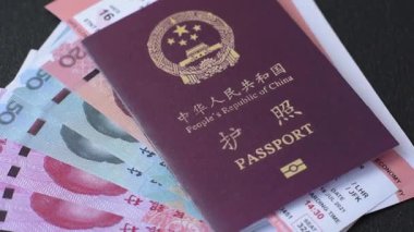 Çin, Çin pasaportu, para ve uçak biletleri. Tasarımınız için arka planda biletleri olan Çin pasaportu
