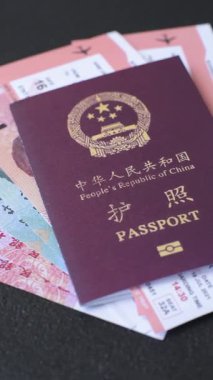 Çin, Çin pasaportu, para ve uçak biletleri. Tasarımınız için arka planda biletleri olan Çin pasaportu