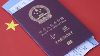 Çin, Çin pasaportu, para ve uçak biletleri. Tasarımınız için arka planda biletleri olan Çin pasaportu