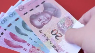 Çin, Çin pasaportu, para ve uçak biletleri. Tasarımınız için arka planda biletleri olan Çin pasaportu