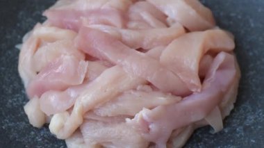 Çiğ tavuk eti şeritler halinde, taze fileto ya da göğüs dilimleri şeklinde kesilmiş. Tasarımınız için parça parça tavuk eti.