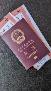 Çin, Çin pasaportu, para ve uçak biletleri. Tasarımınız için arka planda biletleri olan Çin pasaportu