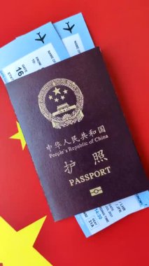 Çin, Çin pasaportu, para ve uçak biletleri. Tasarımınız için arka planda biletleri olan Çin pasaportu