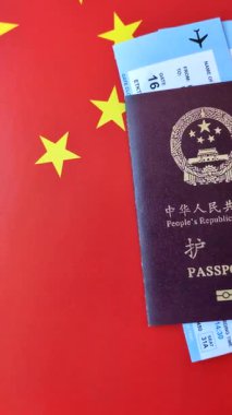 Çin, Çin pasaportu, para ve uçak biletleri. Tasarımınız için arka planda biletleri olan Çin pasaportu