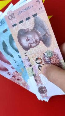 Çin, Çin pasaportu, para ve uçak biletleri. Tasarımınız için arka planda biletleri olan Çin pasaportu