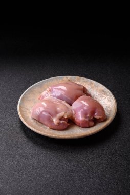 Çiğ tavuk budu fileto, protein kaynağı olarak kümes hayvanları eti. Tasarımın için yemek arkaplanı olarak tavuk budu filetosu..