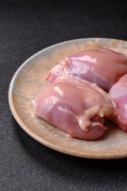 Çiğ tavuk budu fileto, protein kaynağı olarak kümes hayvanları eti. Tasarımın için yemek arkaplanı olarak tavuk budu filetosu..