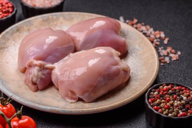 Çiğ tavuk budu fileto, protein kaynağı olarak kümes hayvanları eti. Tasarımın için yemek arkaplanı olarak tavuk budu filetosu..