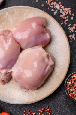 Çiğ tavuk budu fileto, protein kaynağı olarak kümes hayvanları eti. Tasarımın için yemek arkaplanı olarak tavuk budu filetosu..