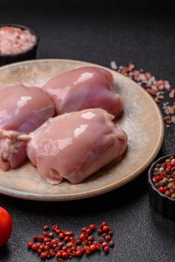 Çiğ tavuk budu fileto, protein kaynağı olarak kümes hayvanları eti. Tasarımın için yemek arkaplanı olarak tavuk budu filetosu..