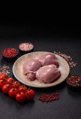 Çiğ tavuk budu fileto, protein kaynağı olarak kümes hayvanları eti. Tasarımın için yemek arkaplanı olarak tavuk budu filetosu..