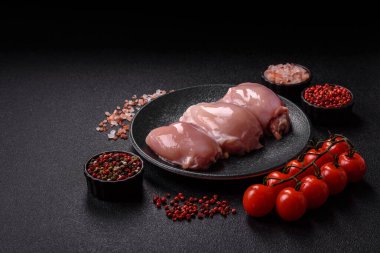 Çiğ tavuk budu fileto, protein kaynağı olarak kümes hayvanları eti. Tasarımın için yemek arkaplanı olarak tavuk budu filetosu..