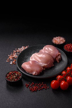 Çiğ tavuk budu fileto, protein kaynağı olarak kümes hayvanları eti. Tasarımın için yemek arkaplanı olarak tavuk budu filetosu..