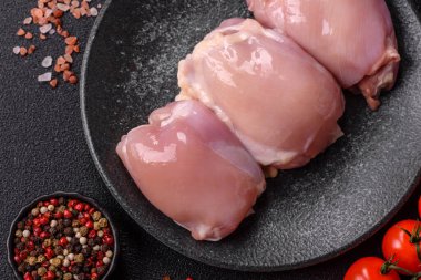 Çiğ tavuk budu fileto, protein kaynağı olarak kümes hayvanları eti. Tasarımın için yemek arkaplanı olarak tavuk budu filetosu..