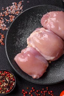 Çiğ tavuk budu fileto, protein kaynağı olarak kümes hayvanları eti. Tasarımın için yemek arkaplanı olarak tavuk budu filetosu..