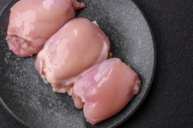 Çiğ tavuk budu fileto, protein kaynağı olarak kümes hayvanları eti. Tasarımın için yemek arkaplanı olarak tavuk budu filetosu..