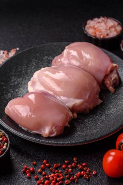 Çiğ tavuk budu fileto, protein kaynağı olarak kümes hayvanları eti. Tasarımın için yemek arkaplanı olarak tavuk budu filetosu..