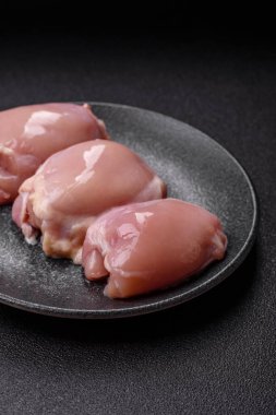 Çiğ tavuk budu fileto, protein kaynağı olarak kümes hayvanları eti. Tasarımın için yemek arkaplanı olarak tavuk budu filetosu..