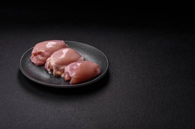 Çiğ tavuk budu fileto, protein kaynağı olarak kümes hayvanları eti. Tasarımın için yemek arkaplanı olarak tavuk budu filetosu..