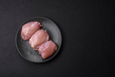 Çiğ tavuk budu fileto, protein kaynağı olarak kümes hayvanları eti. Tasarımın için yemek arkaplanı olarak tavuk budu filetosu..