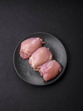 Çiğ tavuk budu fileto, protein kaynağı olarak kümes hayvanları eti. Tasarımın için yemek arkaplanı olarak tavuk budu filetosu..