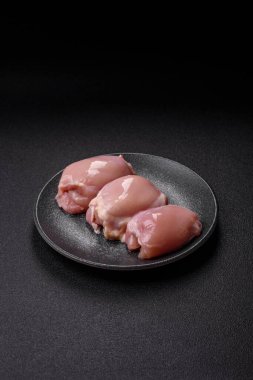 Çiğ tavuk budu fileto, protein kaynağı olarak kümes hayvanları eti. Tasarımın için yemek arkaplanı olarak tavuk budu filetosu..