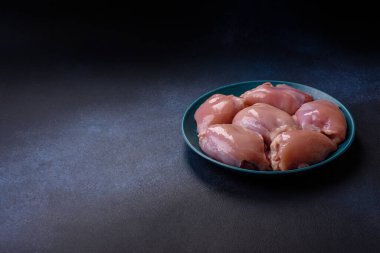Çiğ tavuk budu fileto, protein kaynağı olarak kümes hayvanları eti. Tasarımın için yemek arkaplanı olarak tavuk budu filetosu..