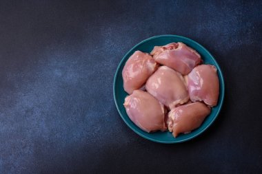Çiğ tavuk budu fileto, protein kaynağı olarak kümes hayvanları eti. Tasarımın için yemek arkaplanı olarak tavuk budu filetosu..