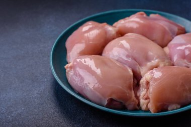 Çiğ tavuk budu fileto, protein kaynağı olarak kümes hayvanları eti. Tasarımın için yemek arkaplanı olarak tavuk budu filetosu..