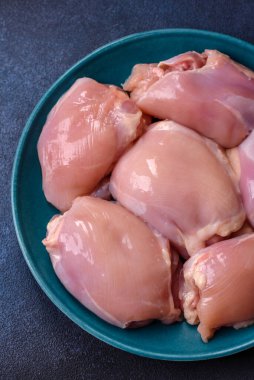 Çiğ tavuk budu fileto, protein kaynağı olarak kümes hayvanları eti. Tasarımın için yemek arkaplanı olarak tavuk budu filetosu..